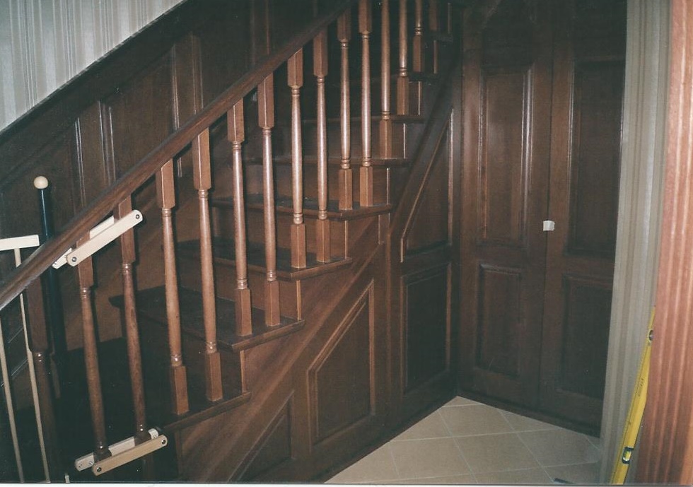 Beépített szekrény a lépcső alatt